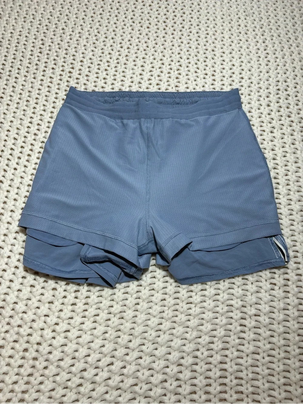lululemon blue willow/white lightweight relaxed short 3” long liner size 6